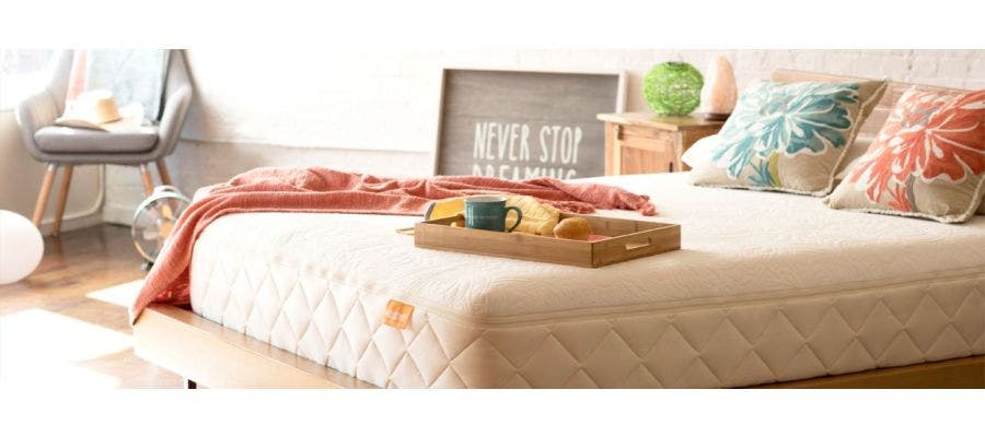 Sustainably designed bedroom with a Happsy organic mattress