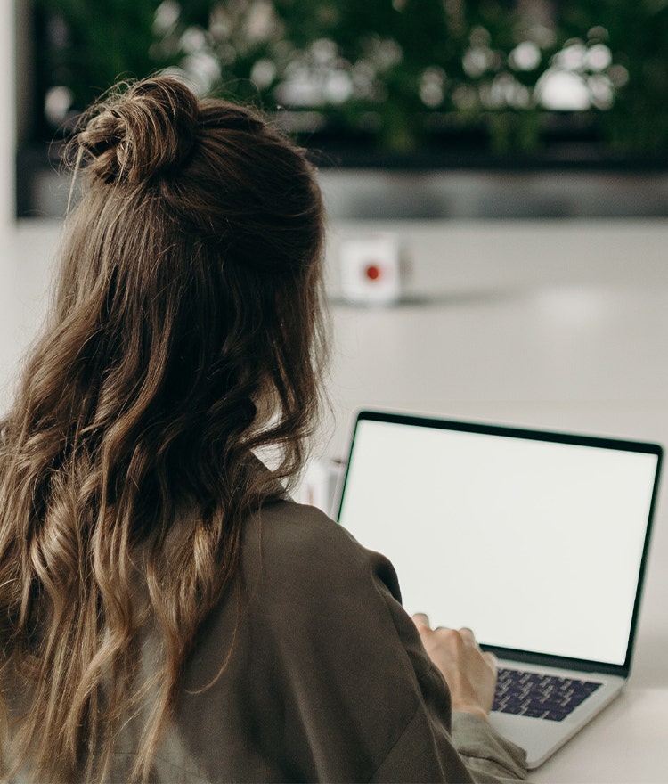 Woman getting ready to create an New Year's Eve e-vite at her laptop