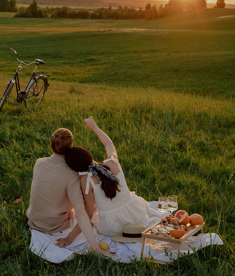 Couple enjoying a romantic picnic for a sustainable Valentine's Day date